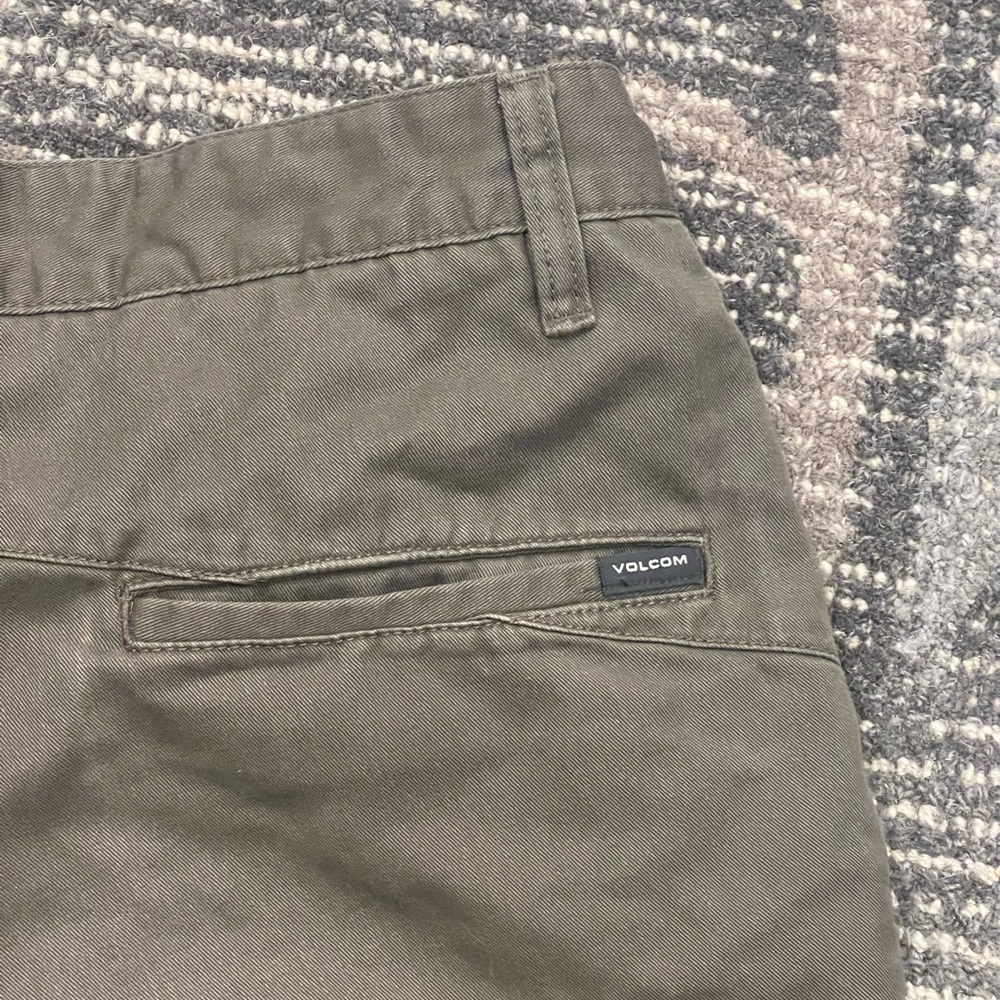 Volcom- Shorts - Picture 4 of 5